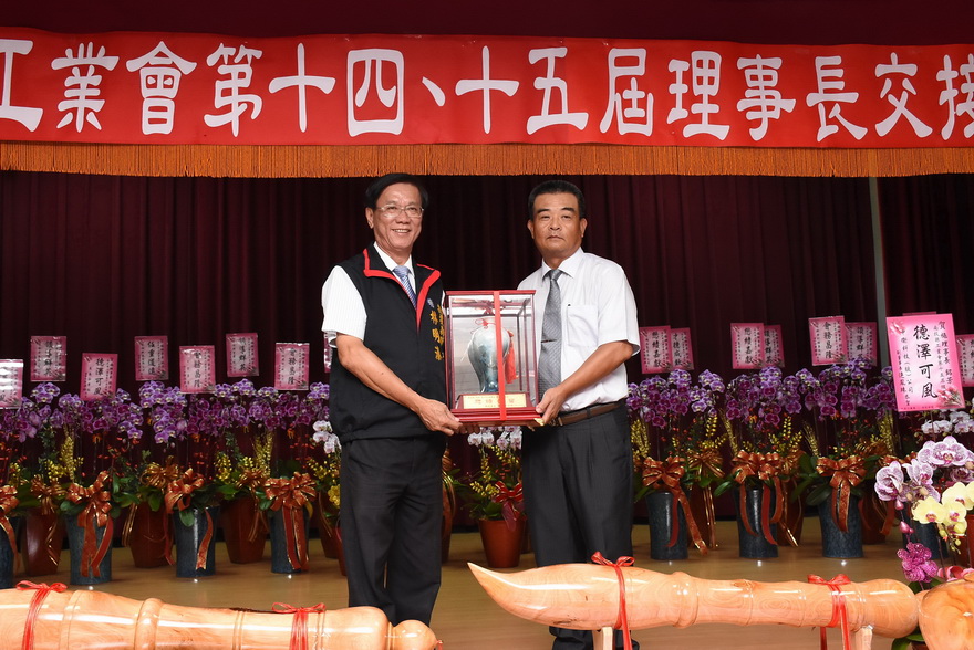 相關圖片2-南投縣工業會理事長交接 林縣長期勉再創會務新猷