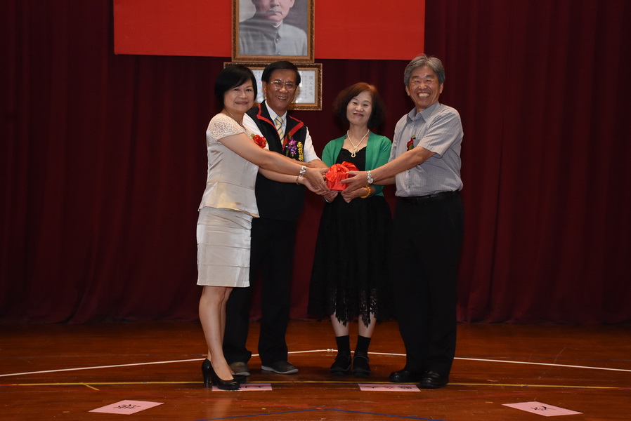 相關圖片1-林縣長主持106學年國中小校長交接典禮