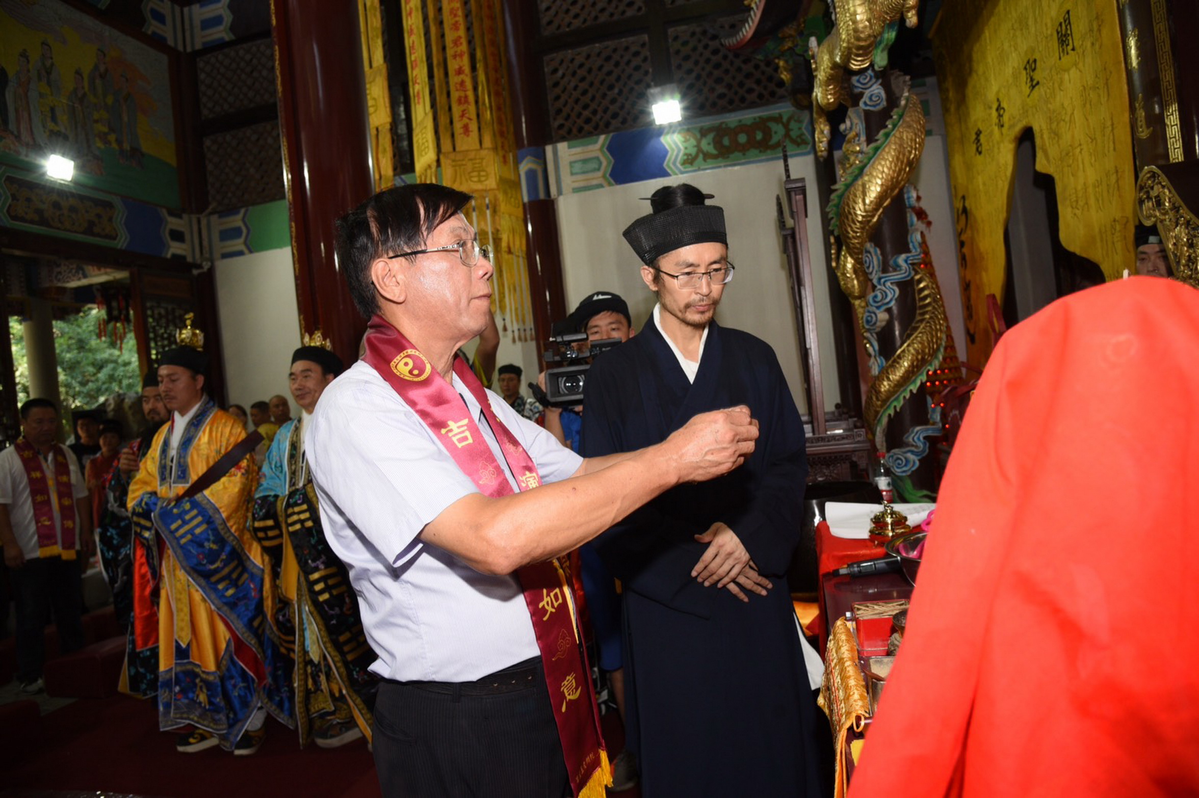 相關圖片1-縣長迎月老   宗教牽姻緣