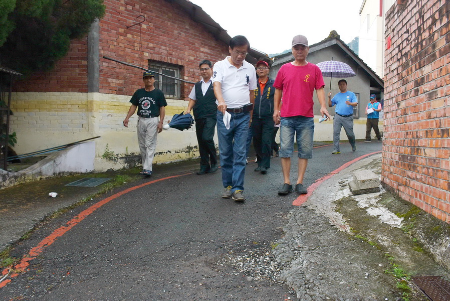 相關圖片1-縣長視察竹山旱溪農路拓寬品質 並會勘多處農路改善工程