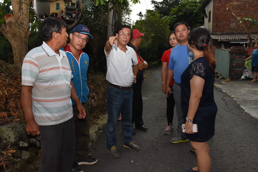 相關圖片2-縣長視察竹山旱溪農路拓寬品質 並會勘多處農路改善工程