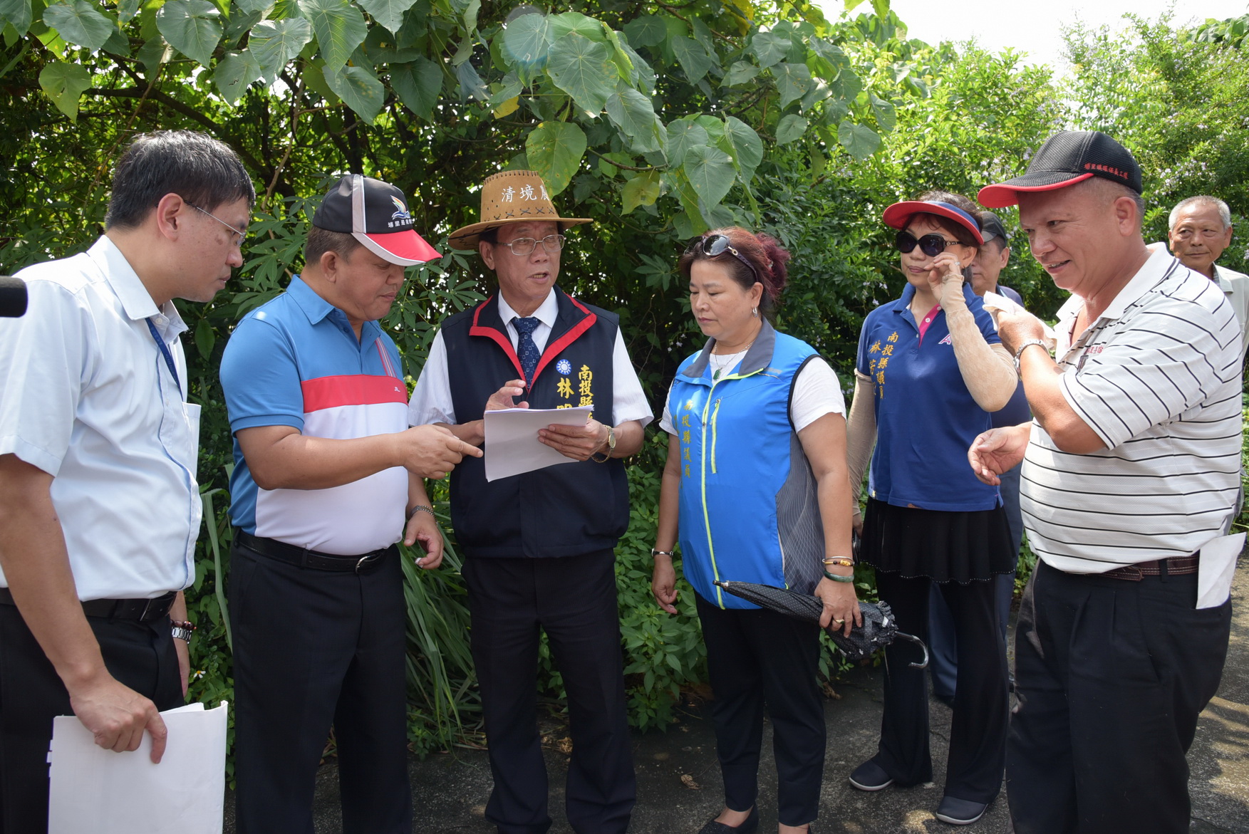 相關圖片1-林縣長視察埔里簡易自來水工程  了解住戶用水情形