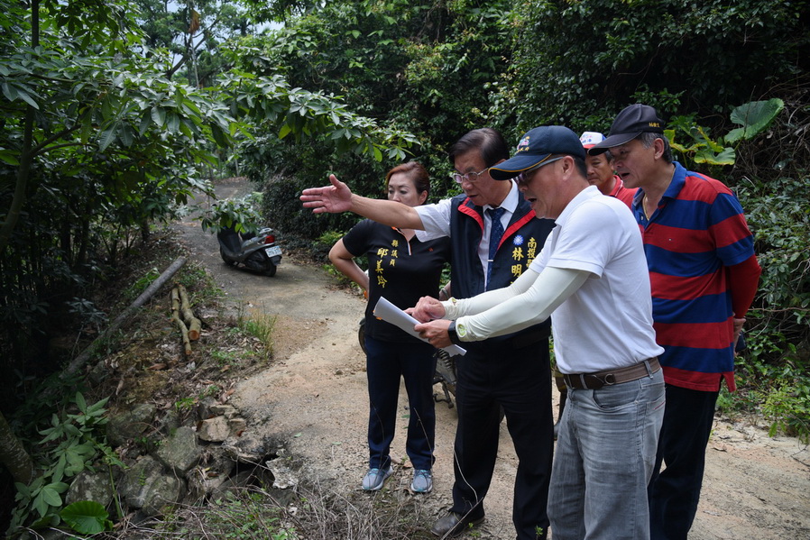 圖片-林縣長會勘國姓大石村5鄰排水溝    當下同意修繕