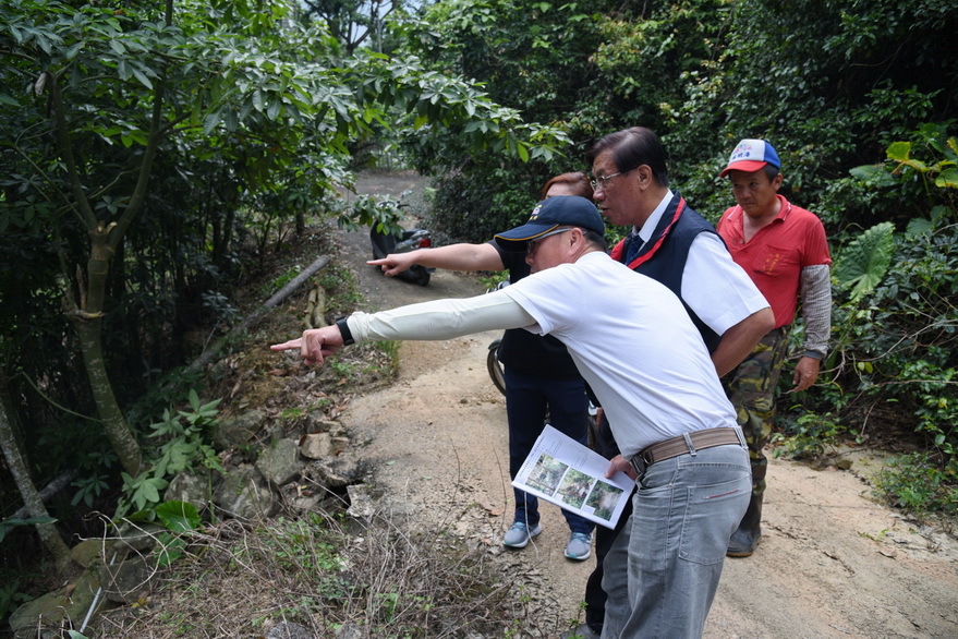 相關圖片1-林縣長會勘國姓大石村5鄰排水溝    當下同意修繕
