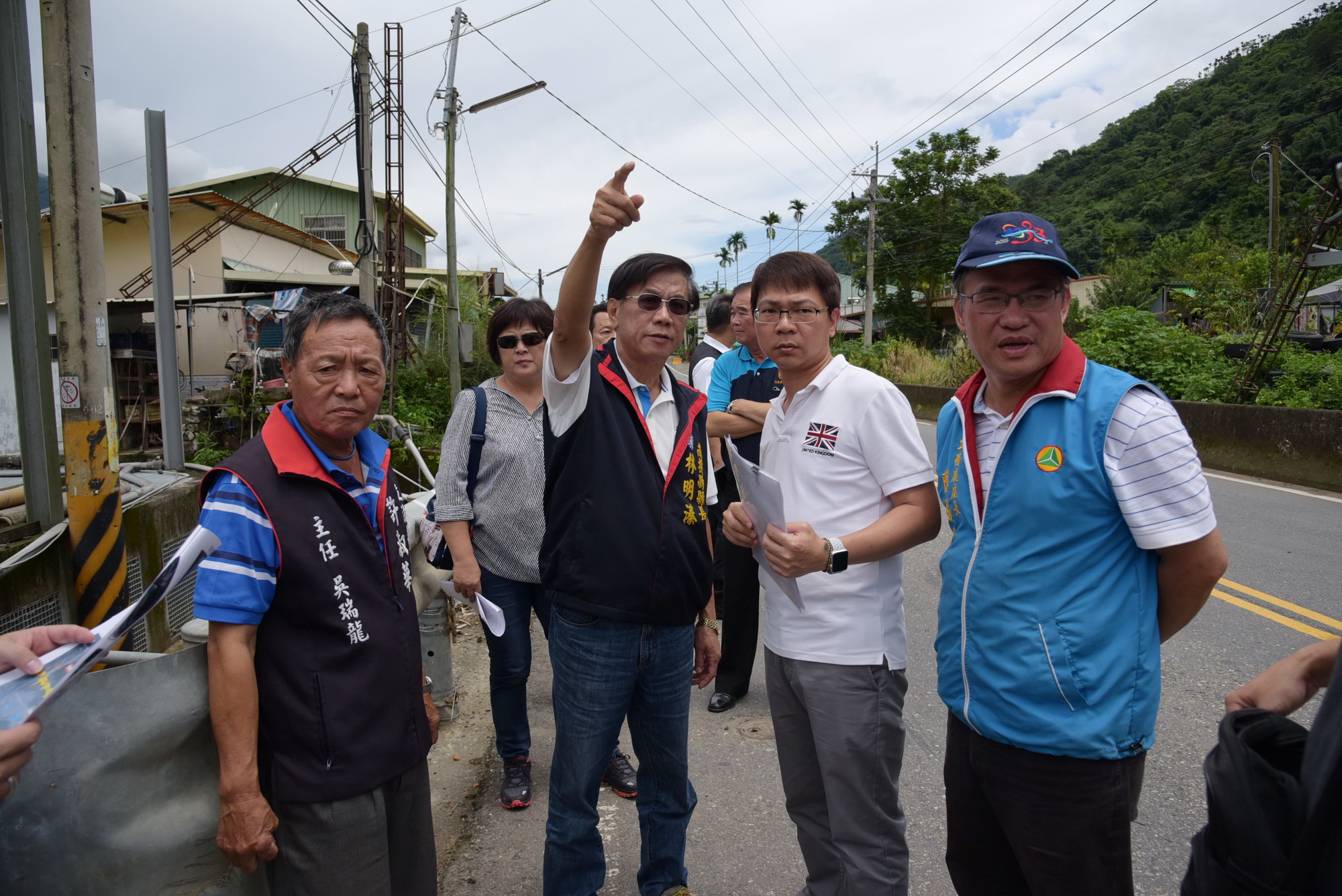 圖片-林縣長會勘信義明德村淹水路段 新設橫向排水箱涵改善
