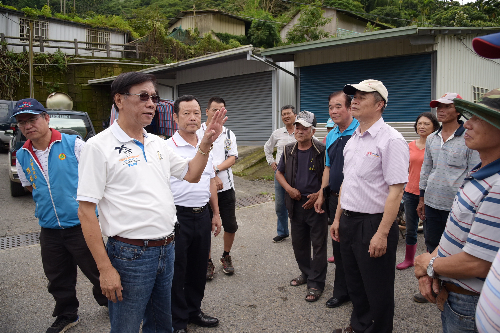 相關圖片2-林縣長會勘信義明德村淹水路段 新設橫向排水箱涵改善