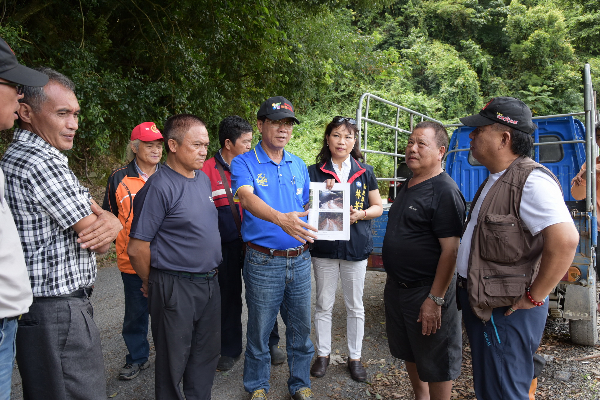 圖片-林縣長會勘仁愛鄉多處農路 改善路面方便農產運輸