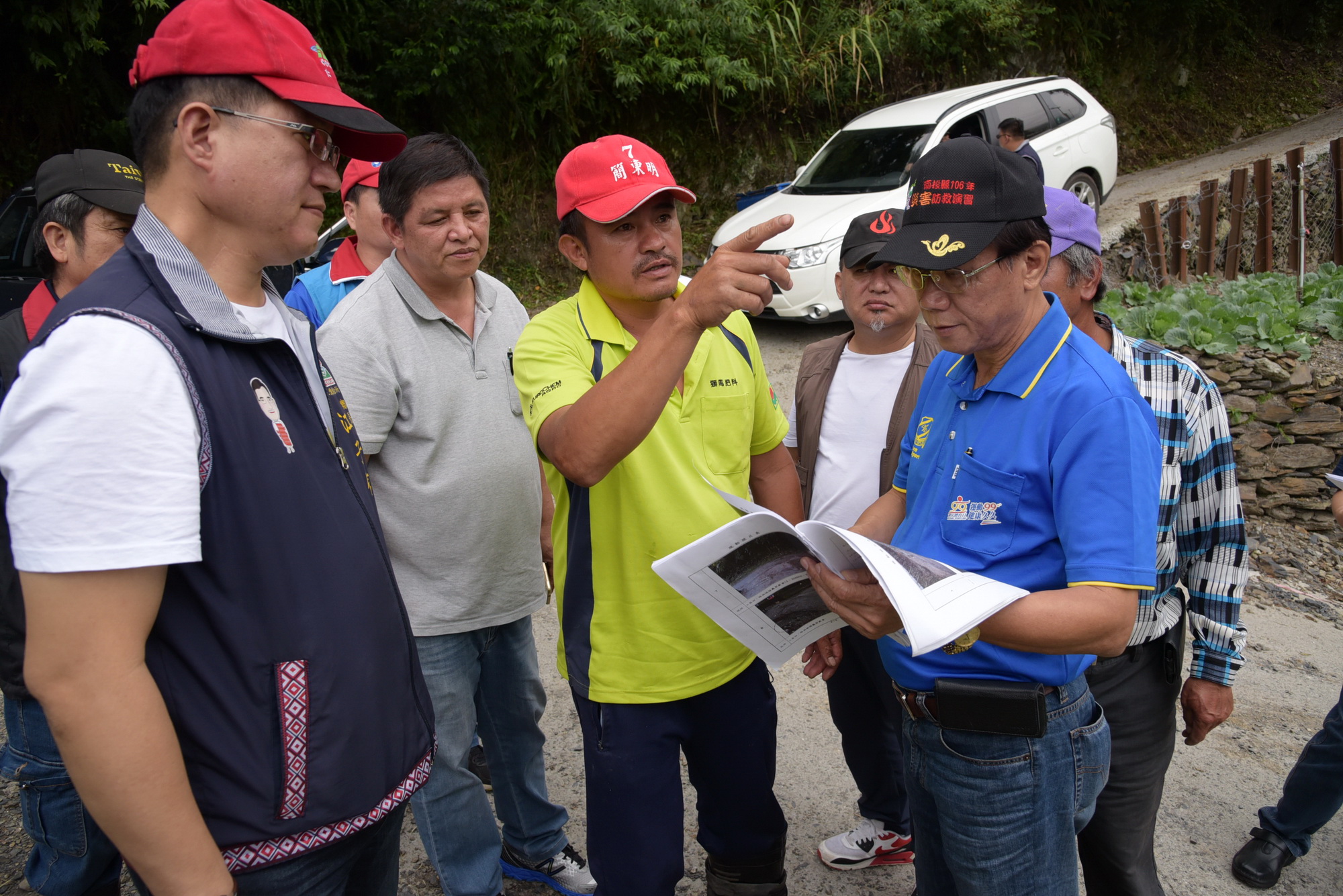 相關圖片1-林縣長會勘仁愛鄉多處農路 改善路面方便農產運輸