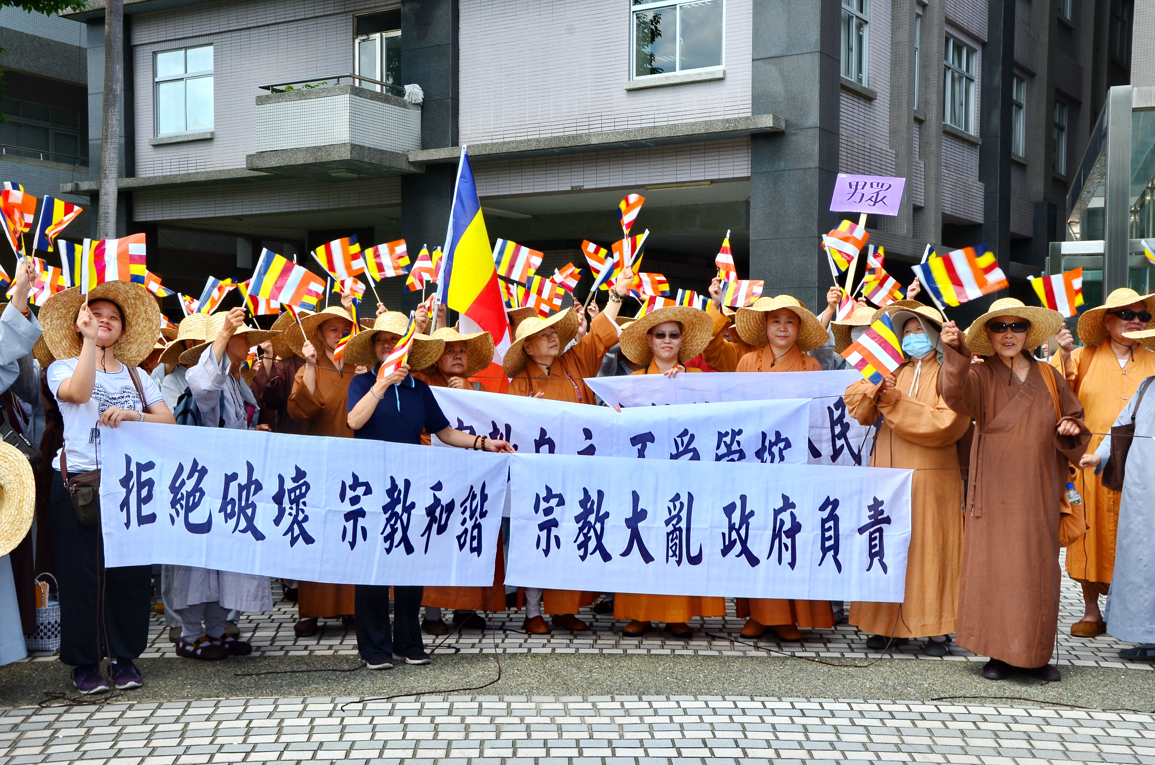 圖片-南投4百多位出家人陳情反對宗教立法      縣長、立委聲援