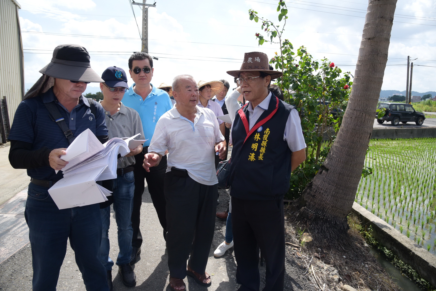 圖片-林縣長會勘草屯重劃區內多處農路及排水溝改善工程