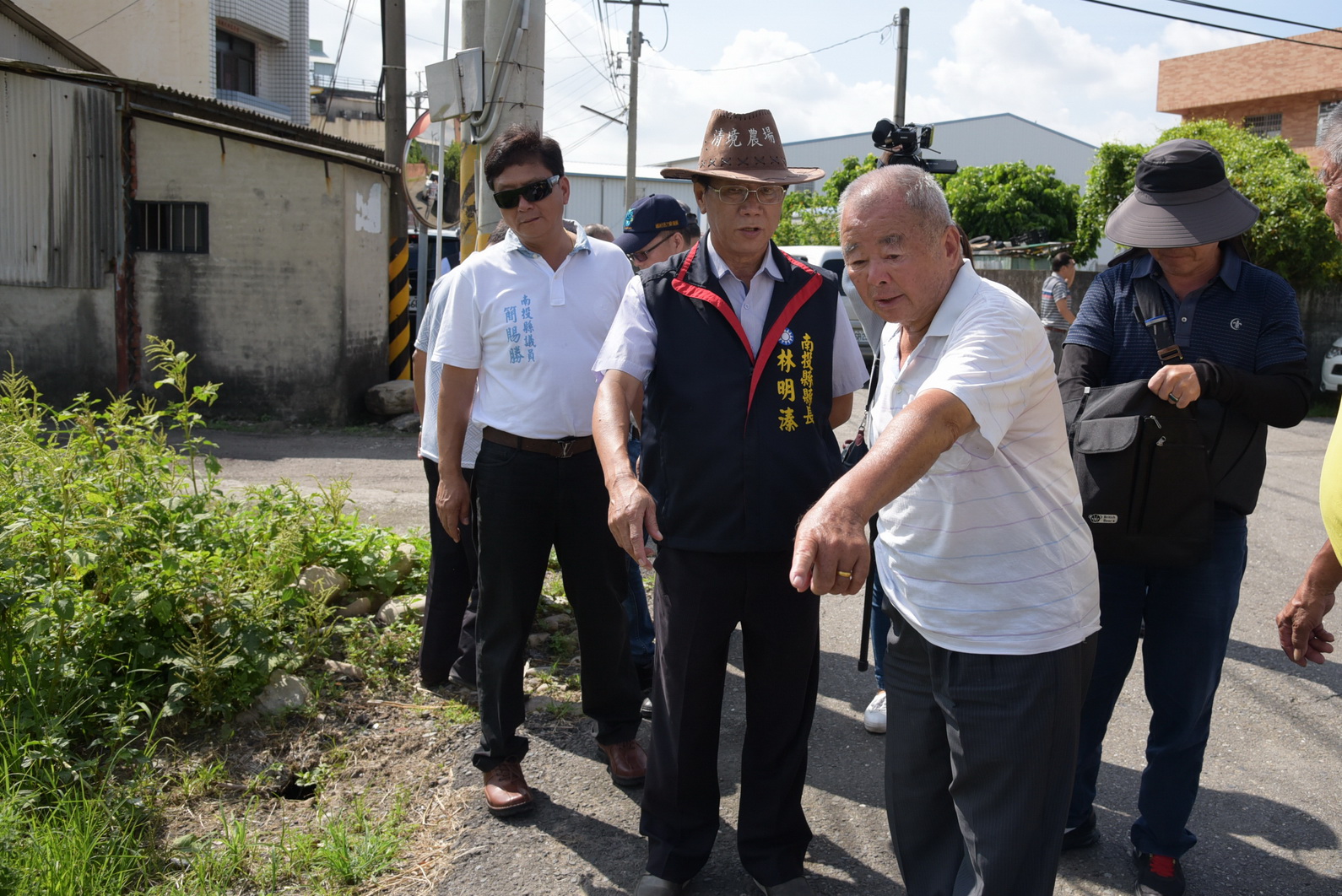 相關圖片1-林縣長會勘草屯重劃區內多處農路及排水溝改善工程