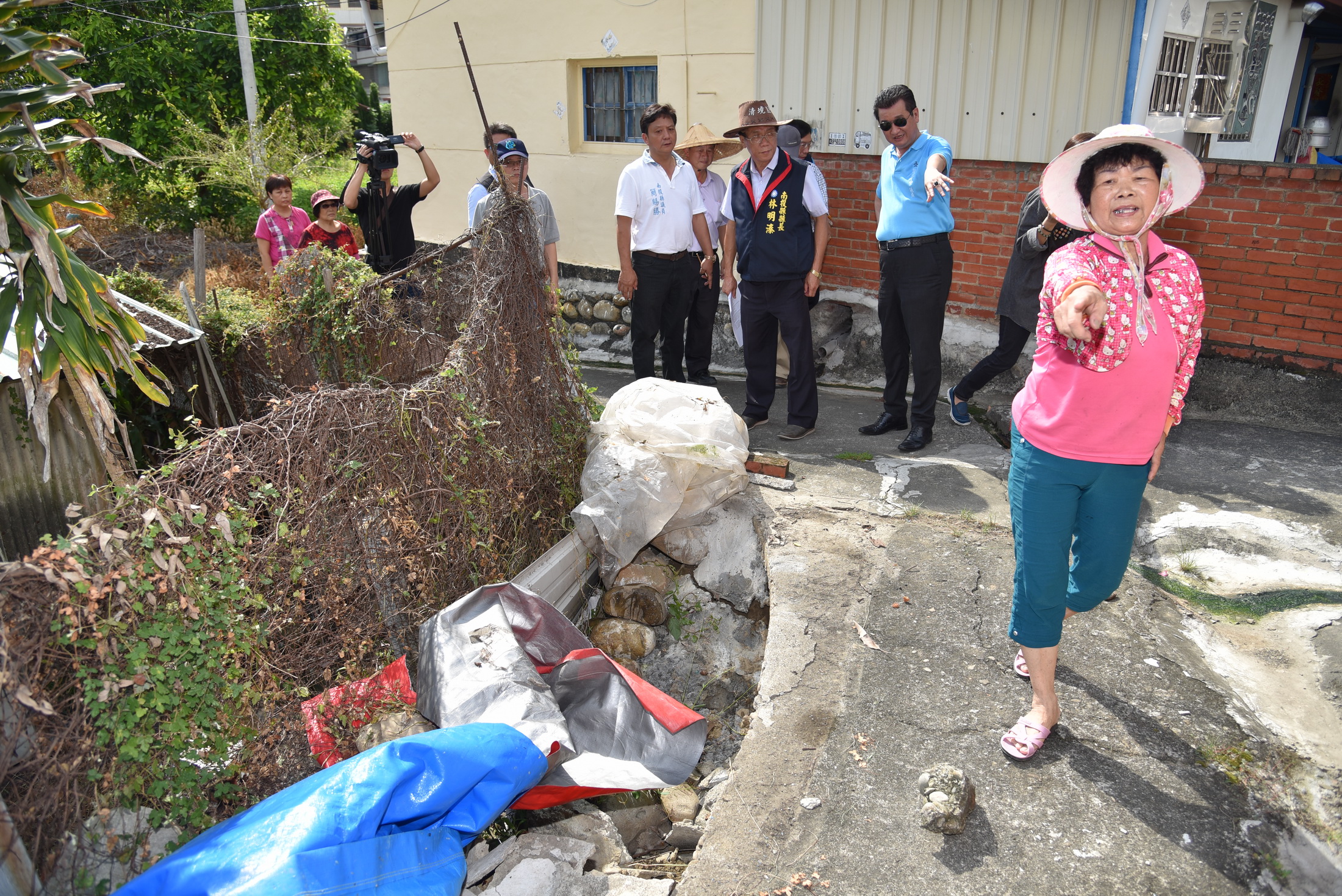 相關圖片1-林縣長草屯會勘　承諾改善市地重劃及農村社區道路