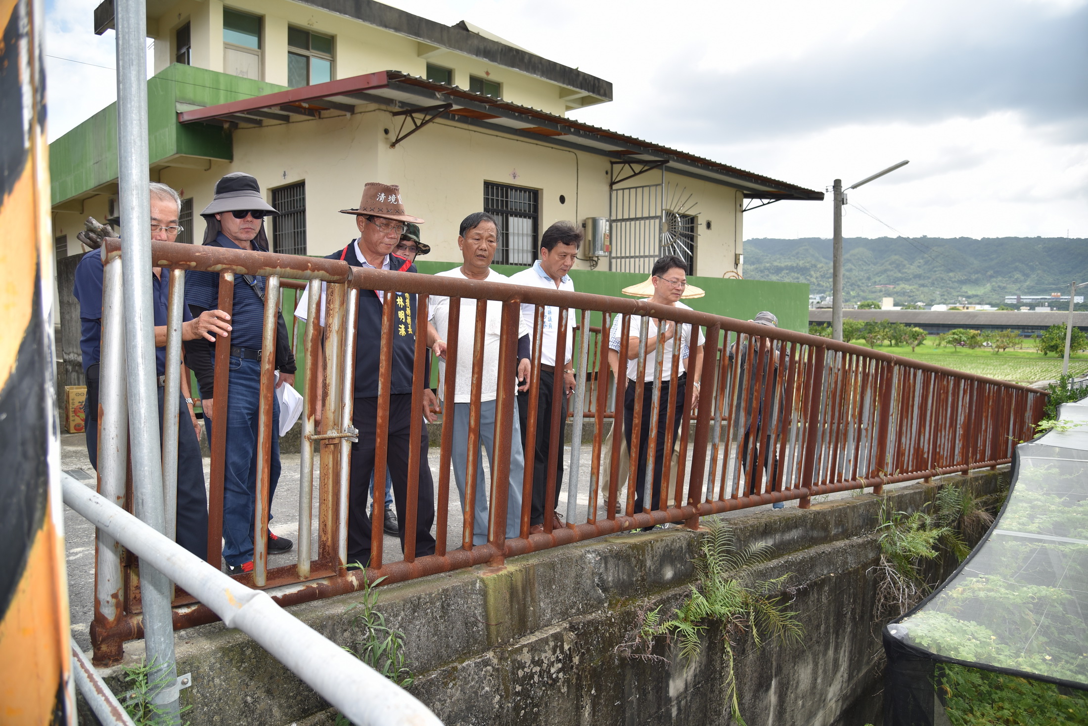相關圖片2-林縣長草屯會勘　承諾改善市地重劃及農村社區道路