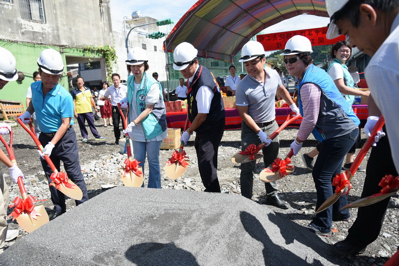相關圖片1-集集鎮中集路延長工程動土  林縣長祈求順利完工