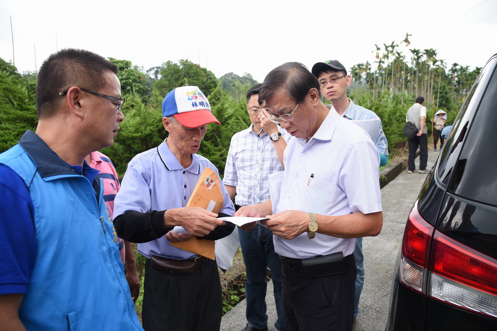 圖片-林縣長會勘中寮  將修繕多條道路