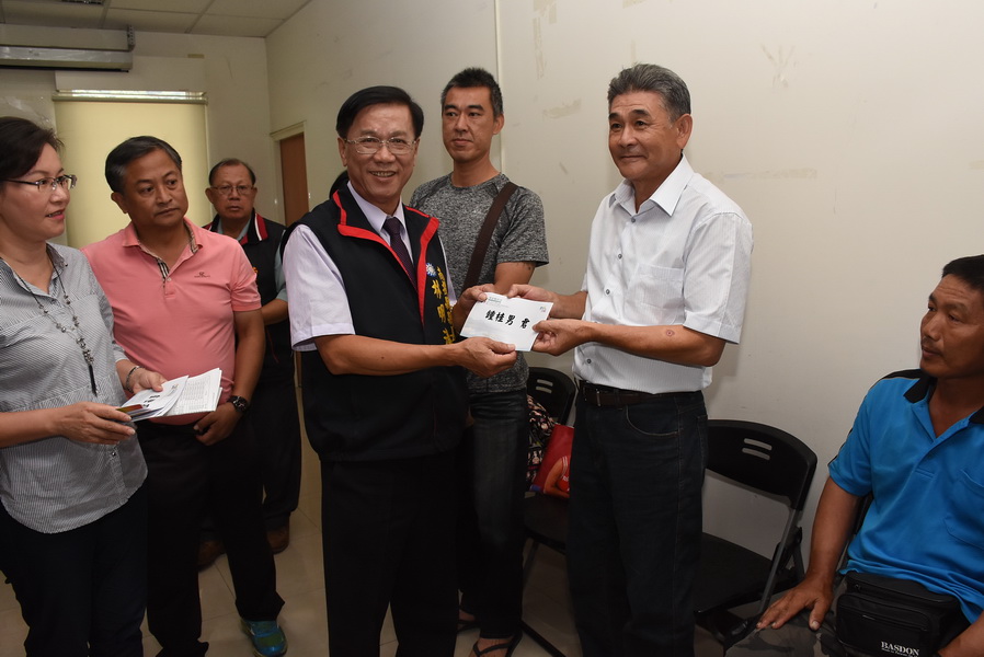 相關圖片1-林縣長慰問神木村受災戶致贈縣府及省府安遷救助（慰問）金
