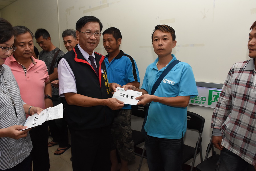 相關圖片2-林縣長慰問神木村受災戶致贈縣府及省府安遷救助（慰問）金