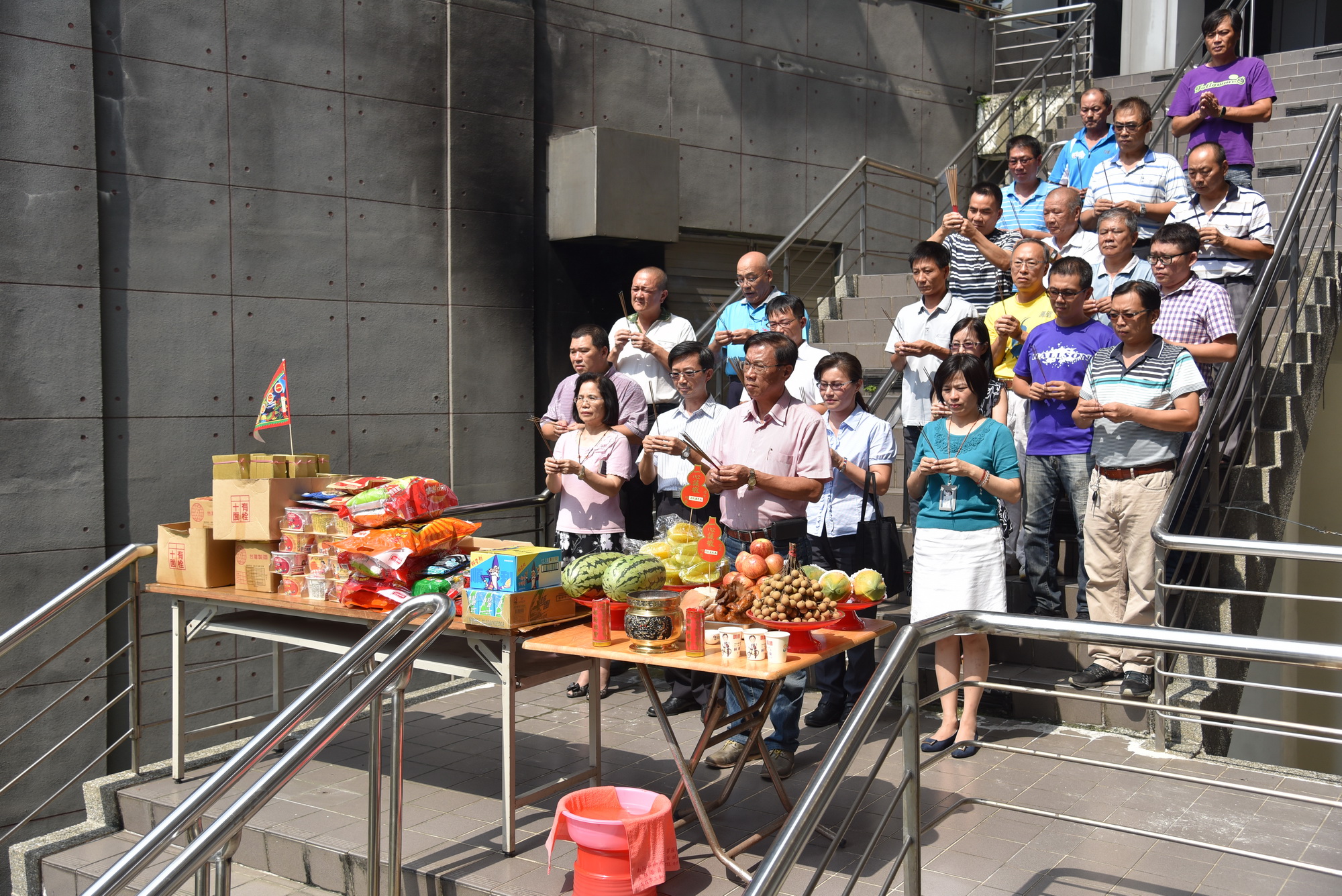 相關圖片1-縣府中元普渡祭拜　林縣長率同仁祈求縣政順利