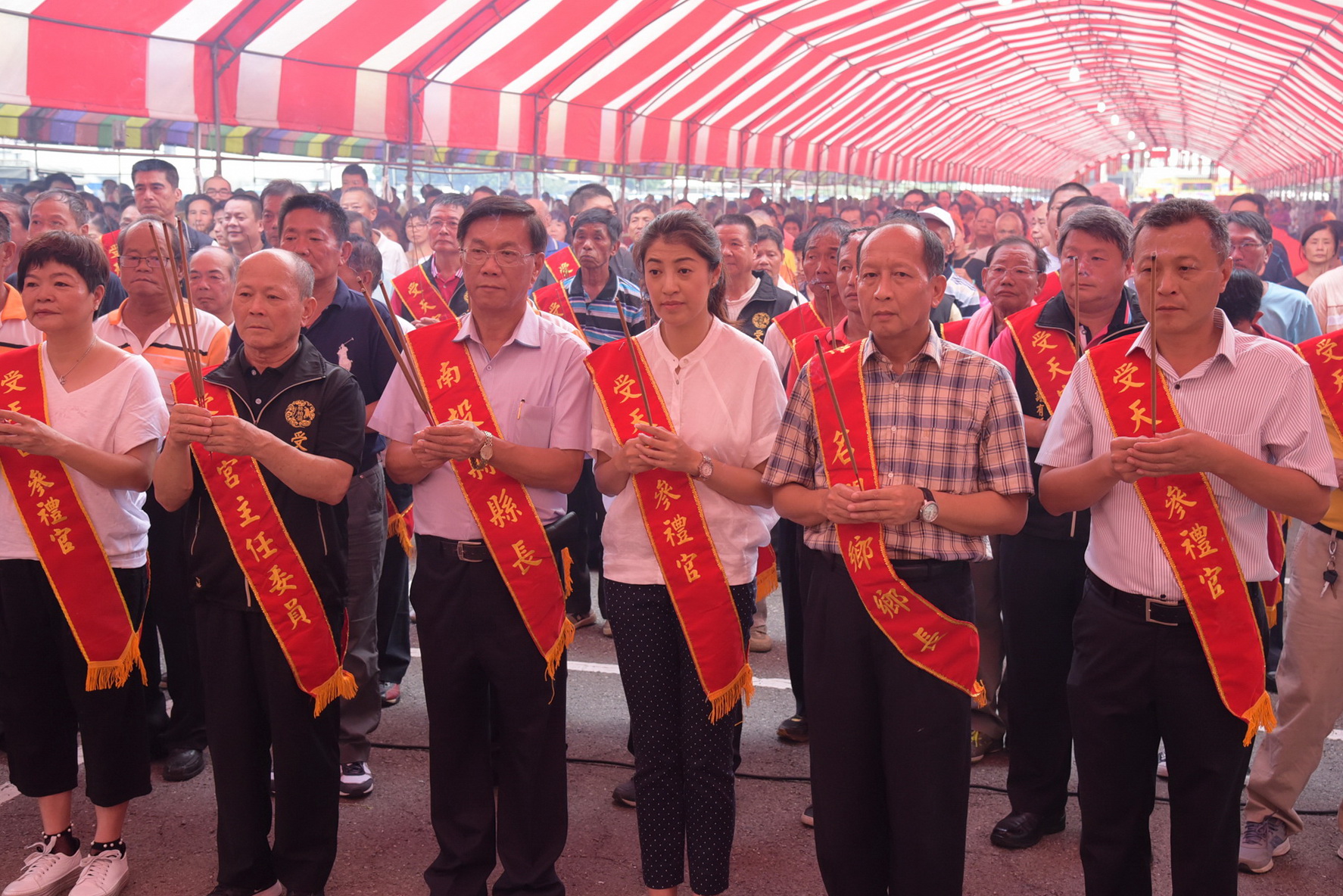 相關圖片1-林縣長主持受天宮中元普渡開香儀式