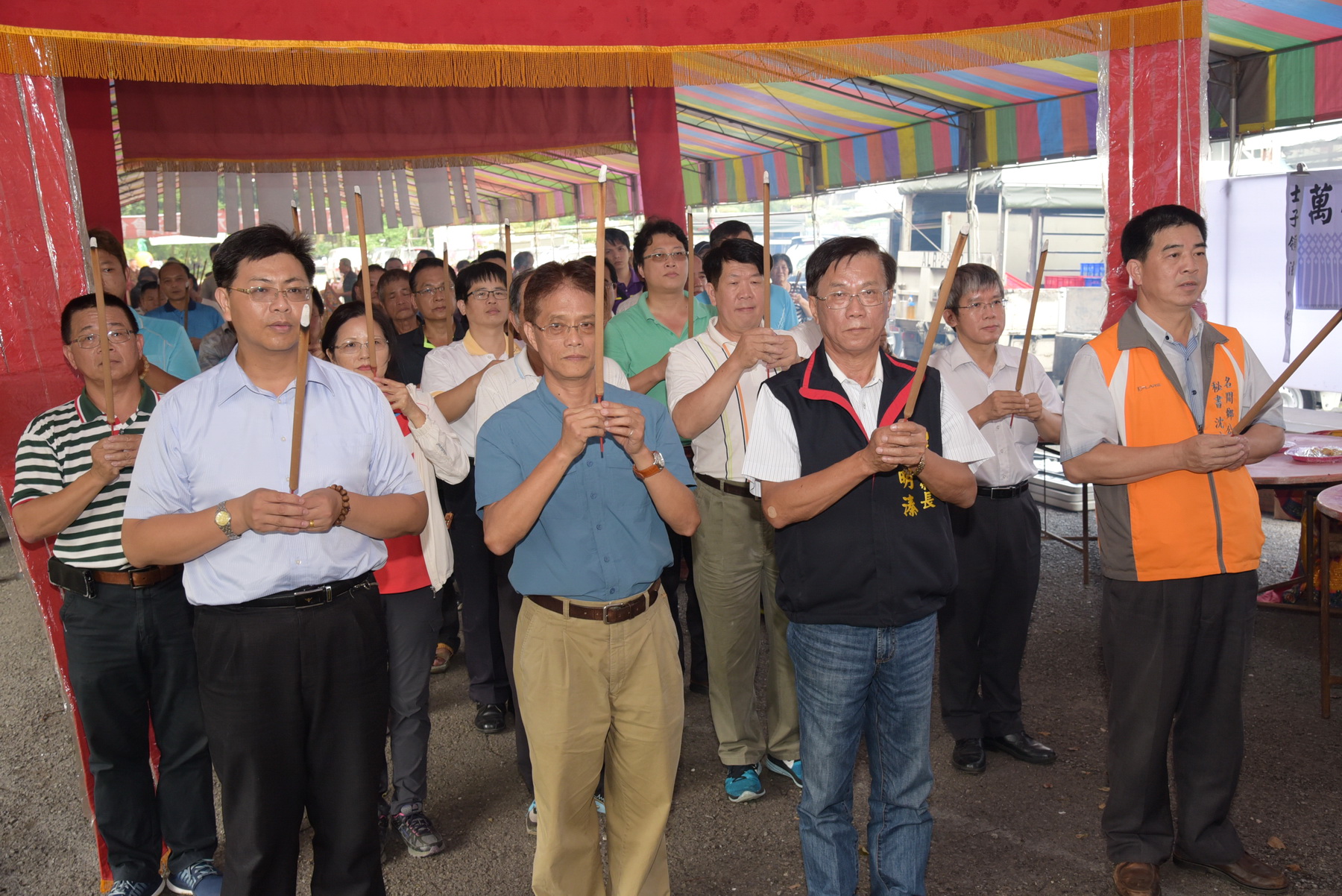 圖片-林縣長主持農產運銷公司中元普渡開香