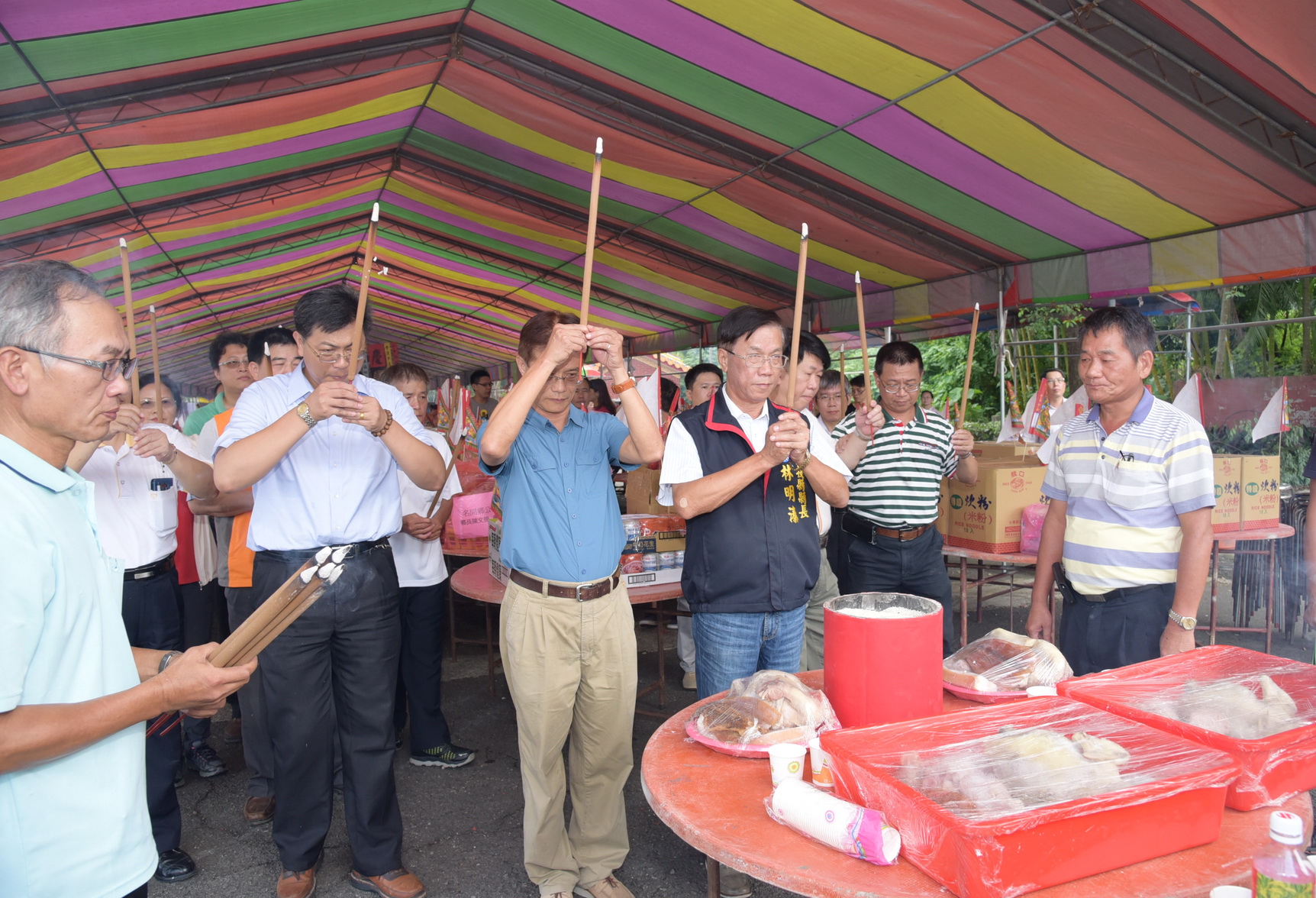 相關圖片1-林縣長主持農產運銷公司中元普渡開香