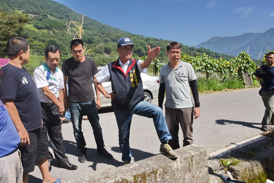 相關圖片1-信義鄉野溪及部落排水溝帶整治 林縣長允改善