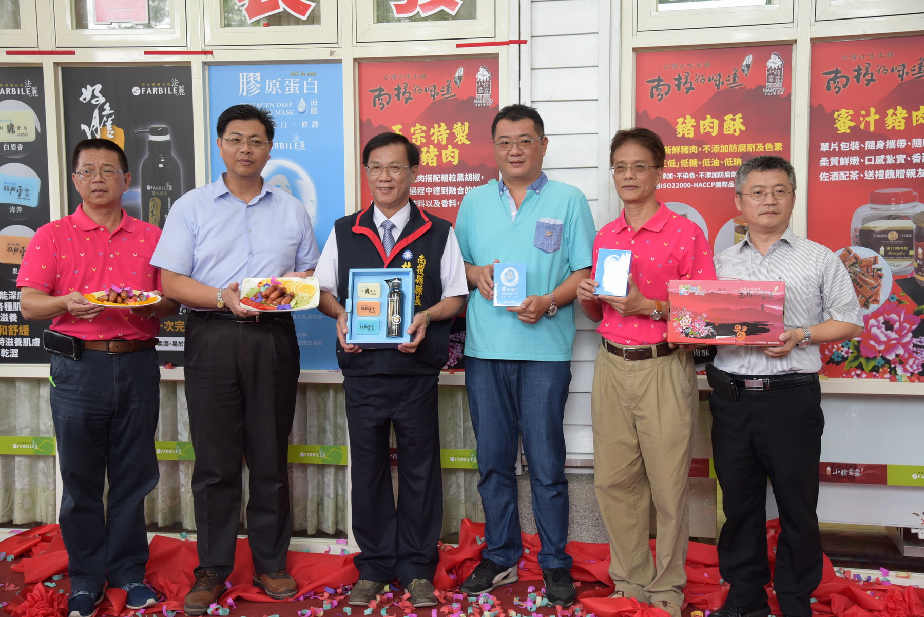 相關圖片1-林縣長敷面膜吃香腸  為農產運銷公司新產品代言