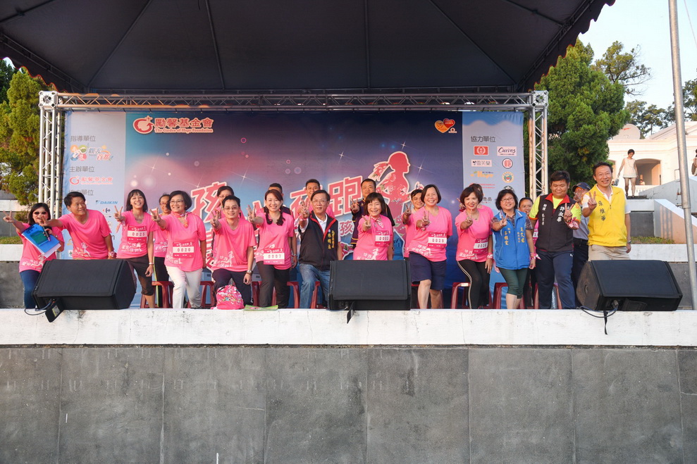 相關圖片1-女孩馨光夜跑開跑  3千人響應