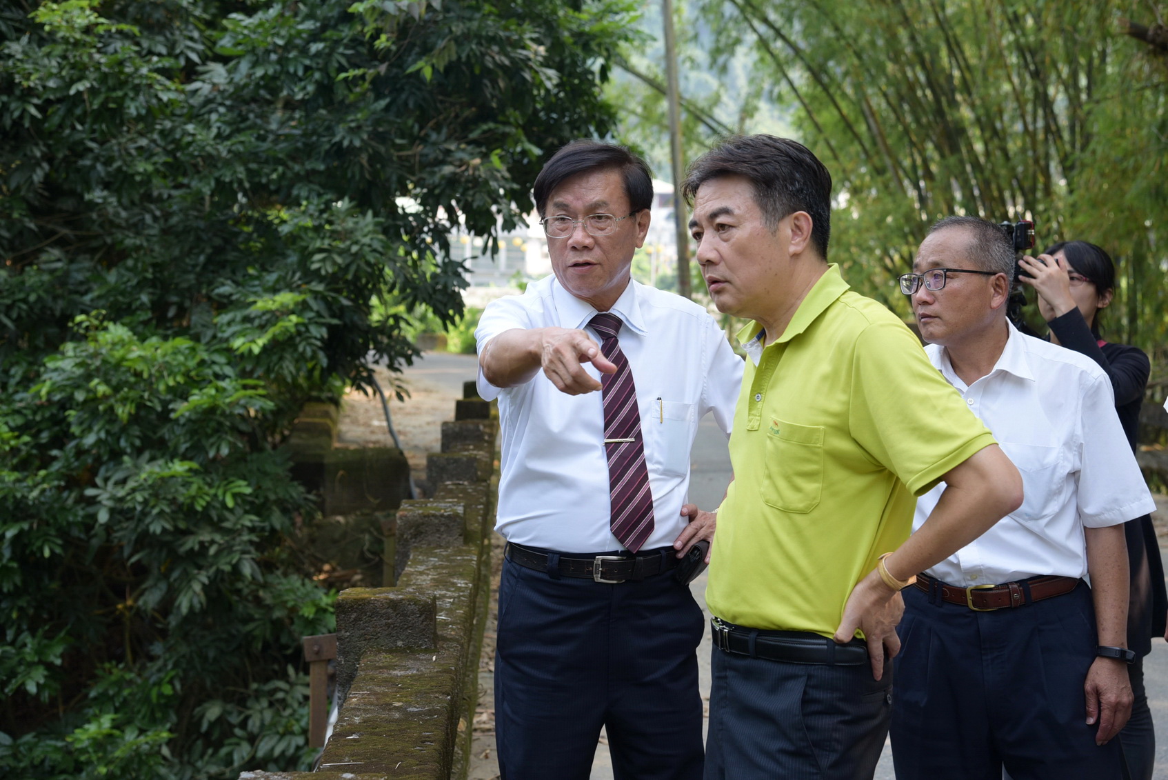 相關圖片1-林縣長會勘中寮竹坑巷產業道路及老舊橋梁