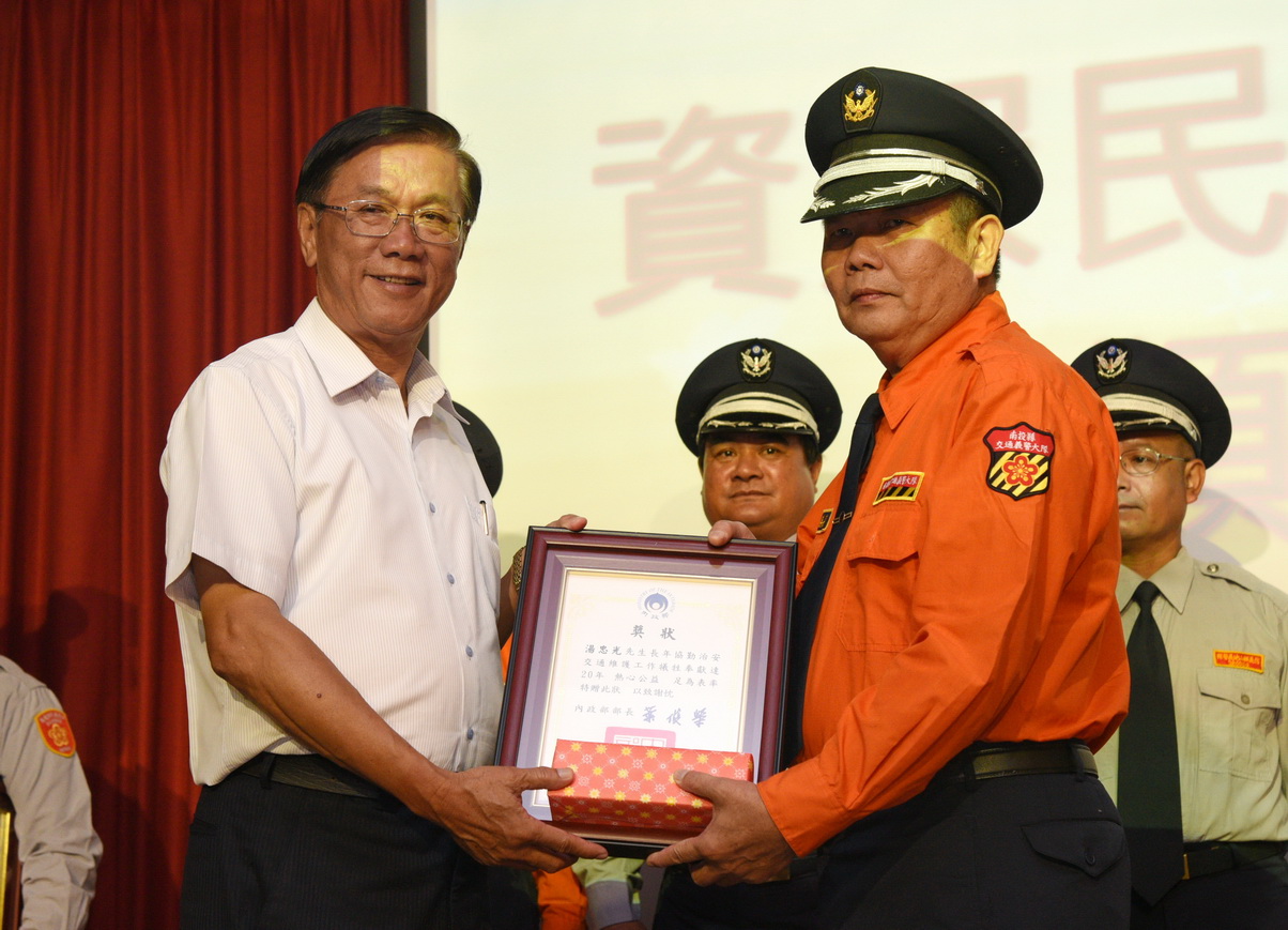 圖片-林縣長表揚資深及績優民防人員    肯定民防付出