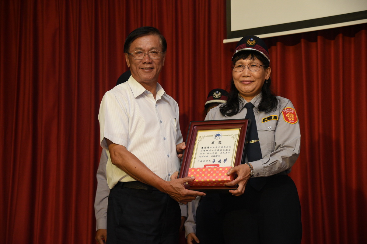 相關圖片1-林縣長表揚資深及績優民防人員    肯定民防付出