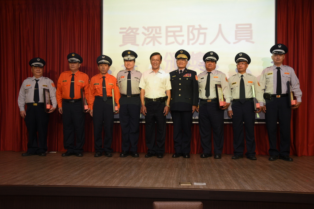 相關圖片2-林縣長表揚資深及績優民防人員    肯定民防付出