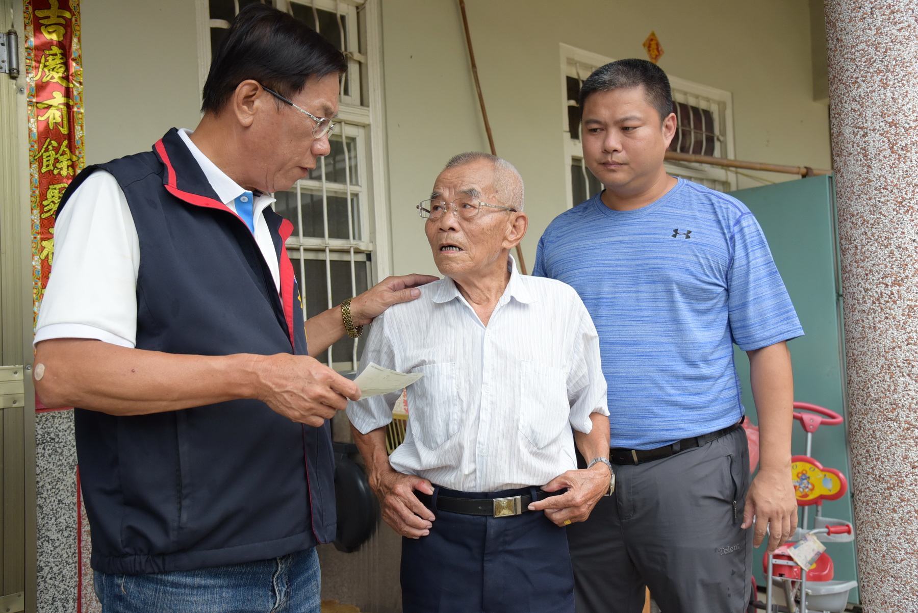 相關圖片1-林縣長慰問竹山火災受災戶 致贈救助金