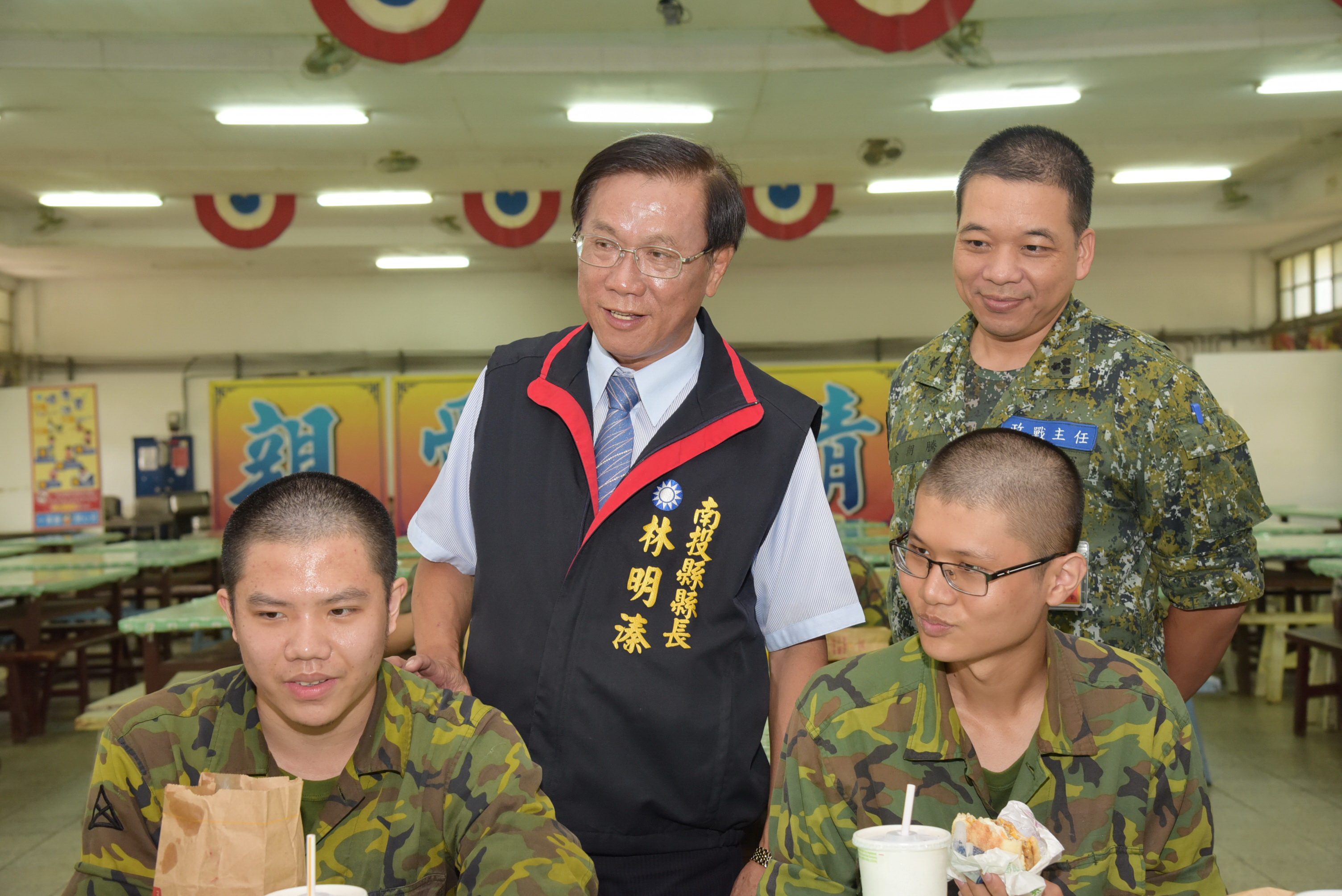 圖片-林縣長前往中坑營區慰勞200位入伍新兵