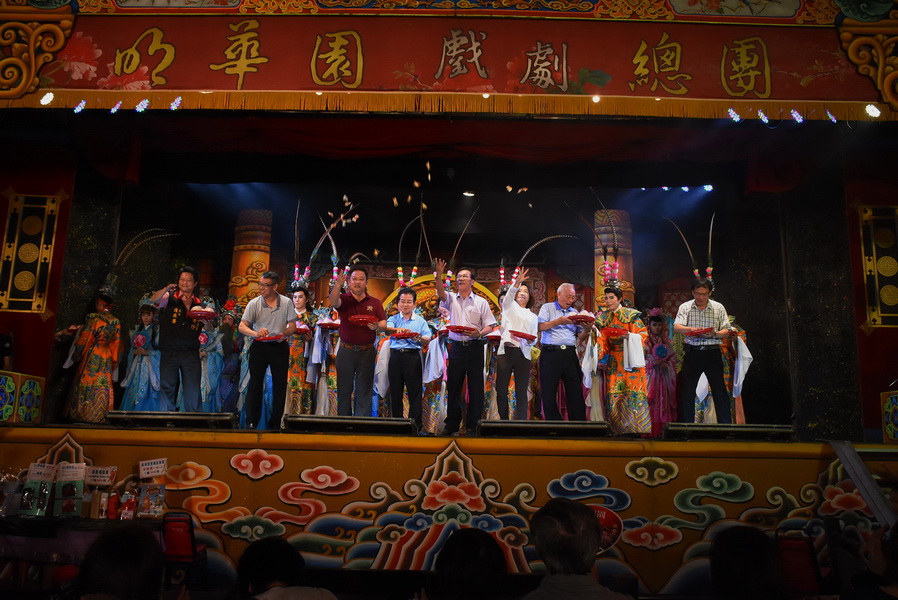 相關圖片1-埔里民眾爭睹明華園大戲 地母廟停車場爆滿