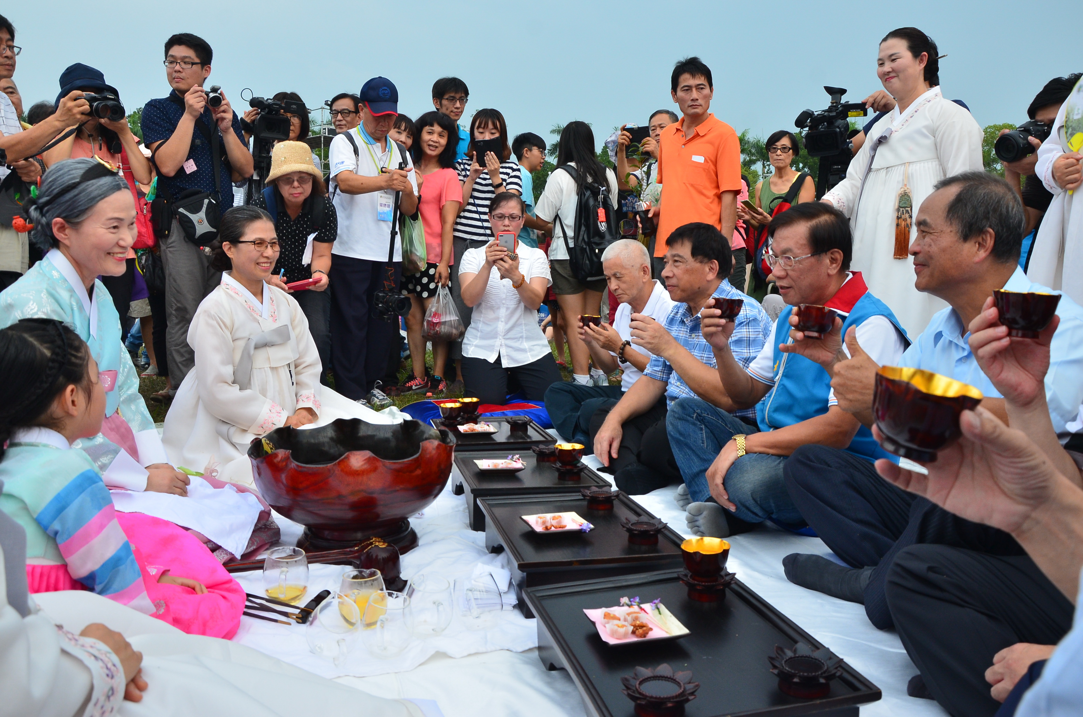相關圖片1-千人茶會熱熱鬧鬧  茶博二天累計十萬遊客