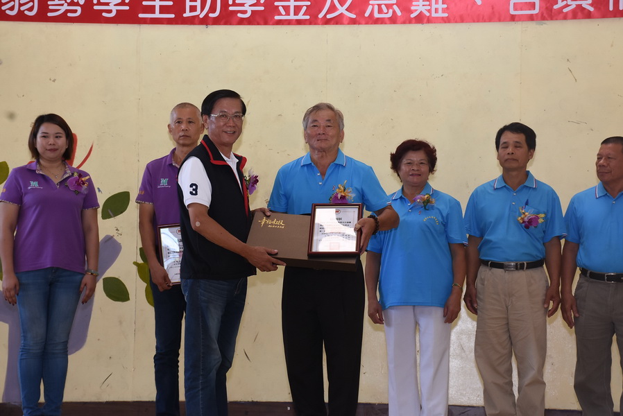 圖片-灶神播愛助學造福16校弱勢學子 林縣長頒贈感謝狀