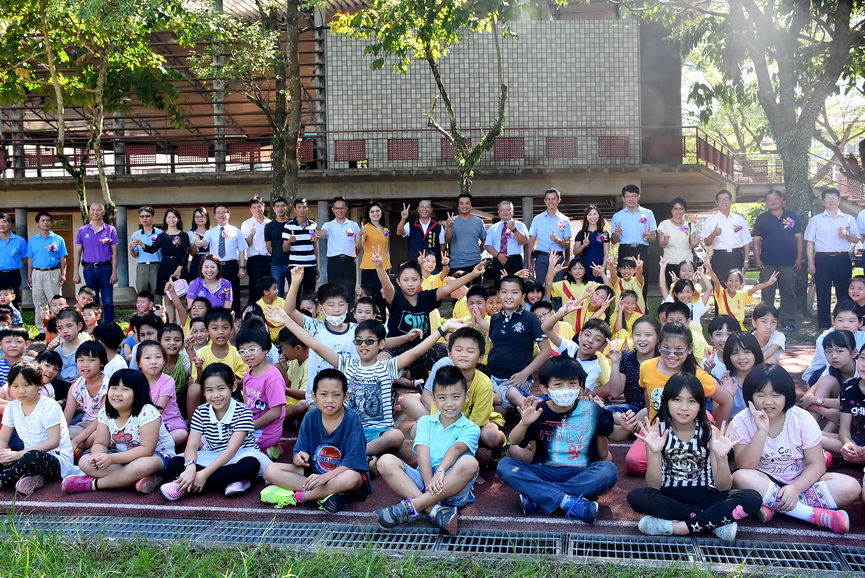 相關圖片2-灶神播愛助學造福16校弱勢學子 林縣長頒贈感謝狀