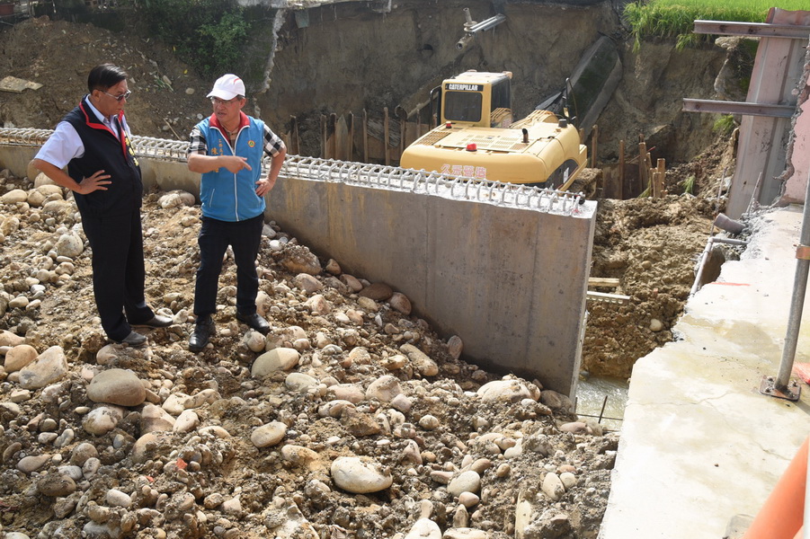 相關圖片1-草屯立人路拓寬遲未完工  林縣長督促施工單位加快腳步方便民眾通行