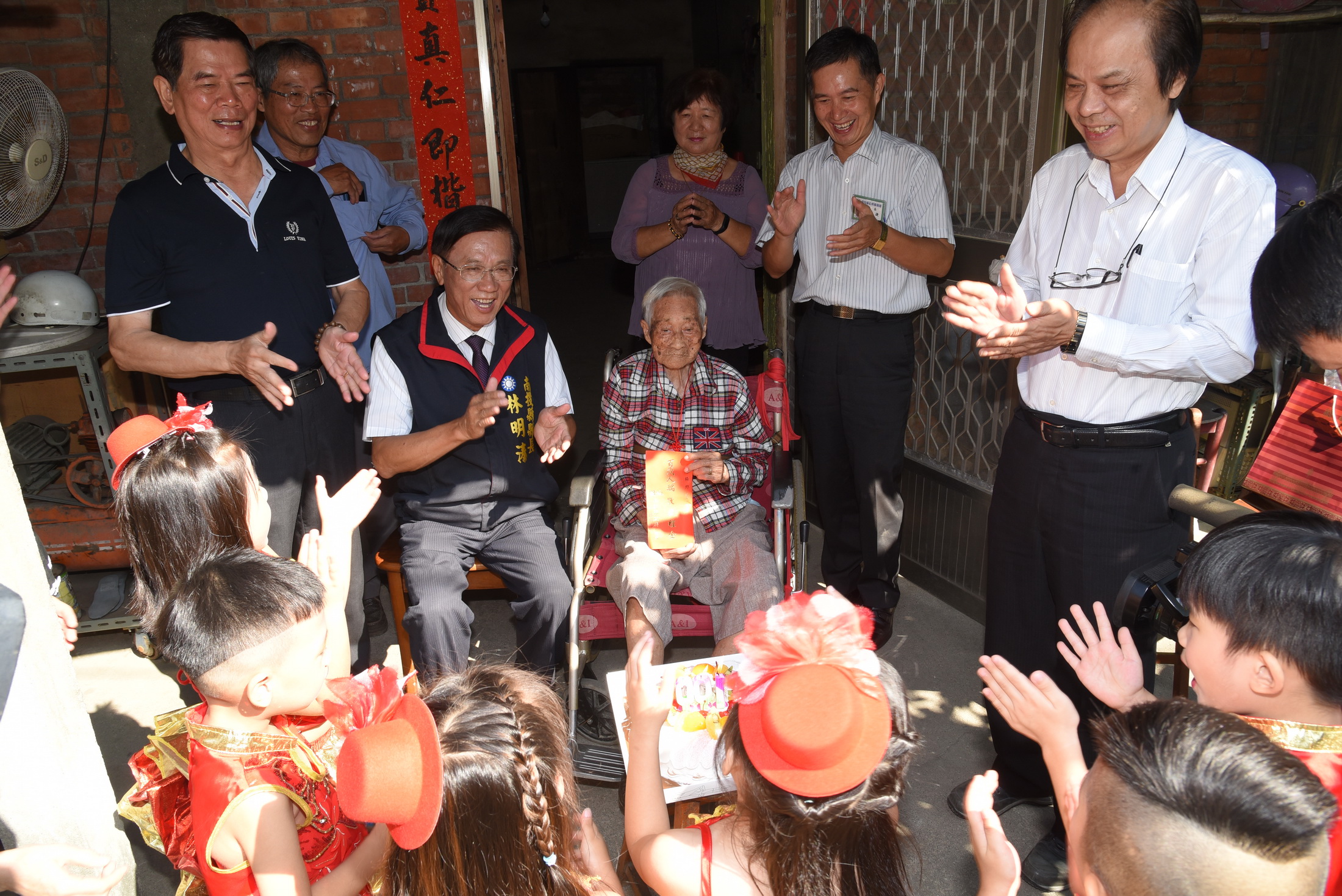 圖片-林縣長草屯關心百歲人瑞　致贈重陽敬老金