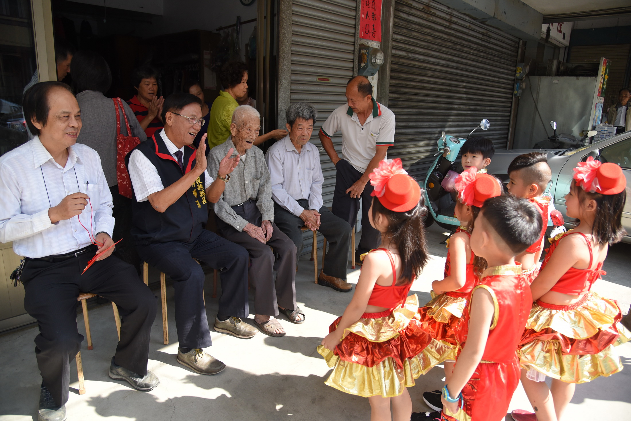 相關圖片1-林縣長草屯關心百歲人瑞　致贈重陽敬老金