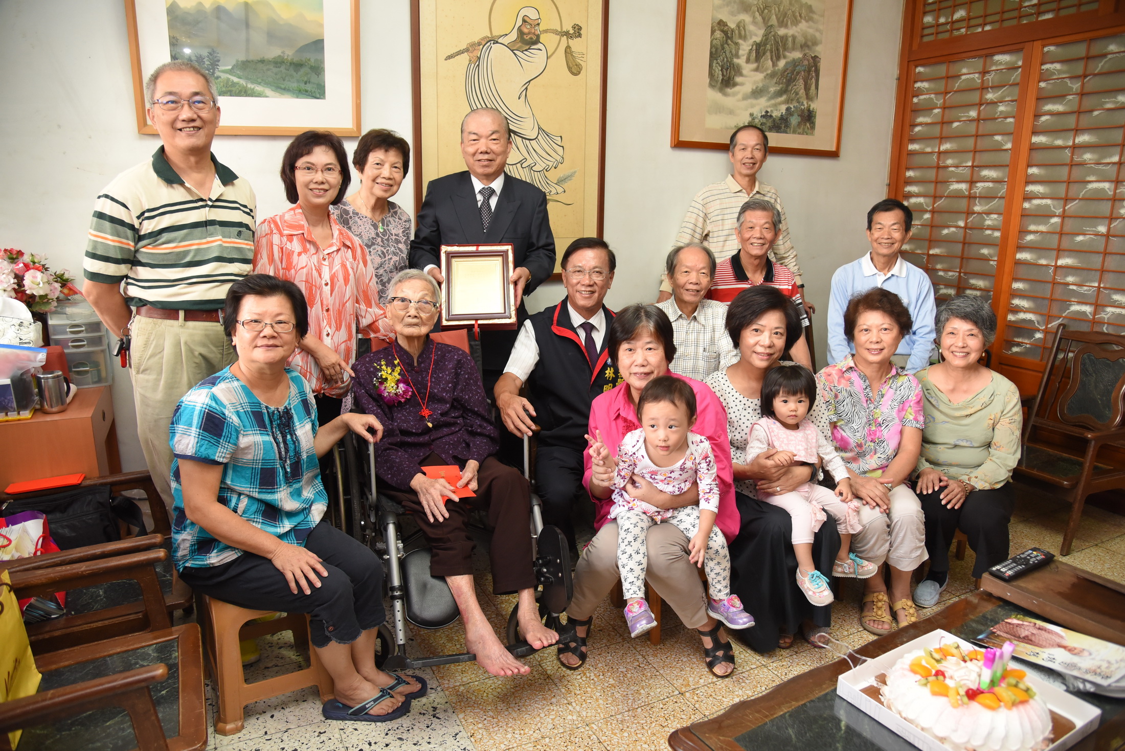 相關圖片2-林縣長草屯關心百歲人瑞　致贈重陽敬老金