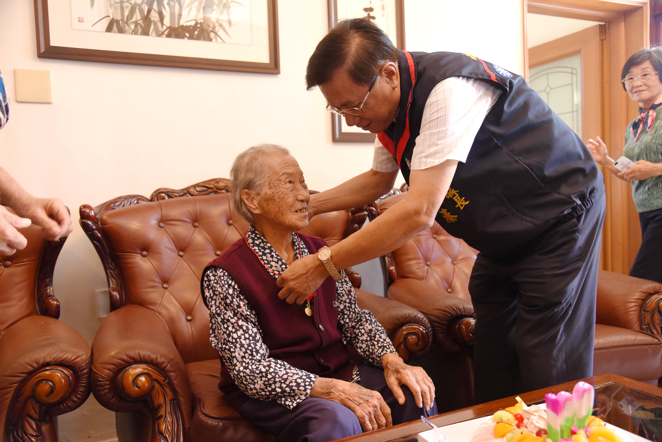 相關圖片3-林縣長草屯關心百歲人瑞　致贈重陽敬老金