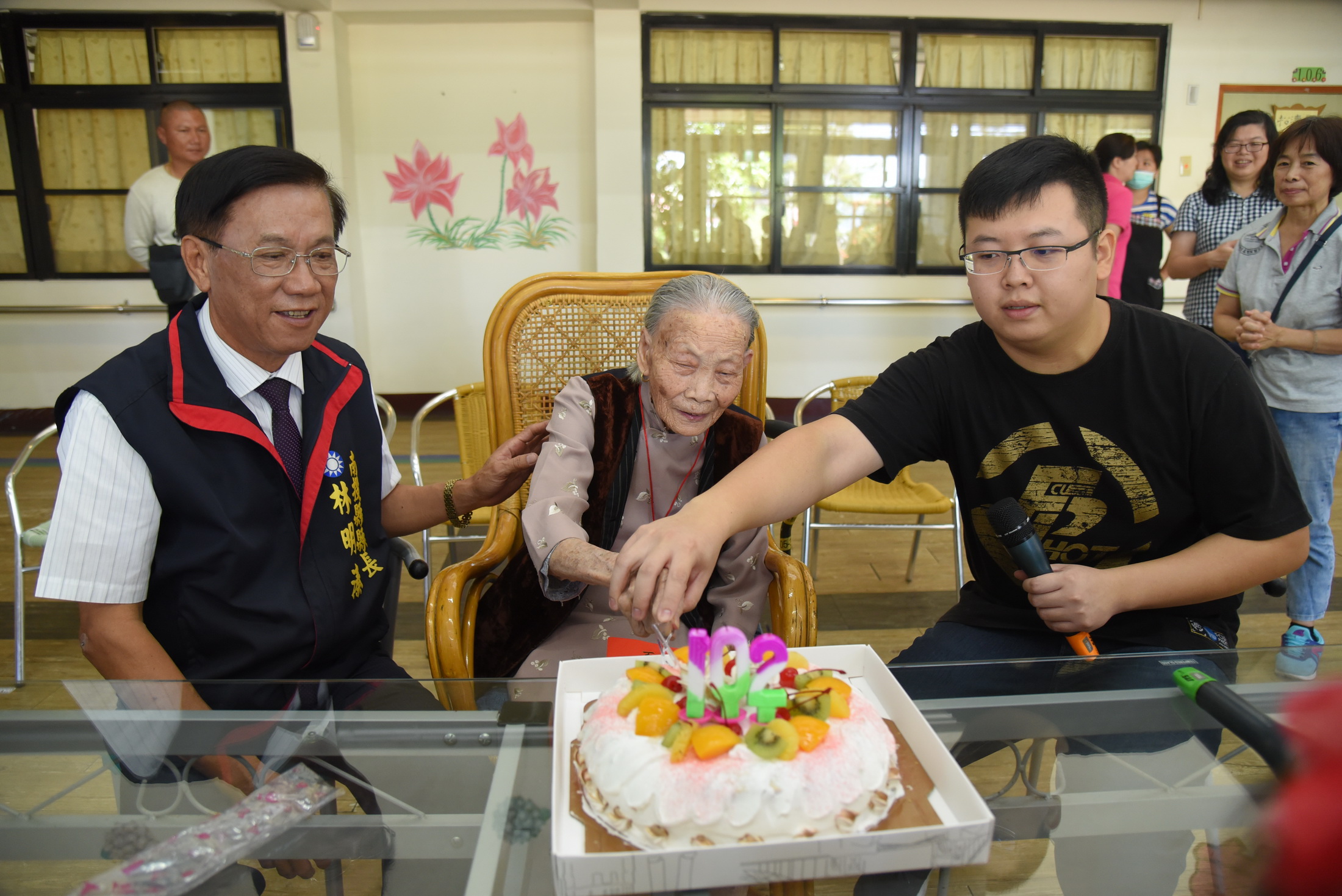 相關圖片4-林縣長草屯關心百歲人瑞　致贈重陽敬老金