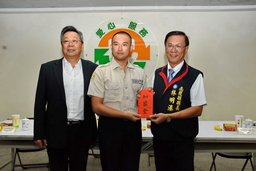 圖片-林縣長成功嶺探視替代役男贈加菜金及香蕉
