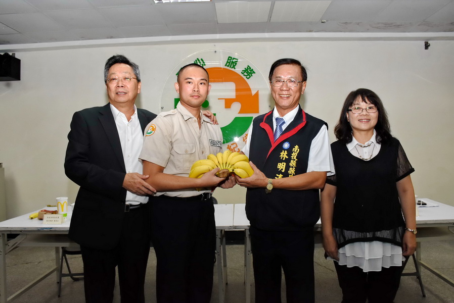相關圖片1-林縣長成功嶺探視替代役男贈加菜金及香蕉