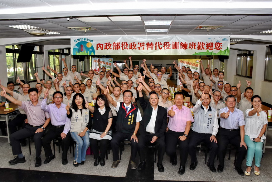 相關圖片2-林縣長成功嶺探視替代役男贈加菜金及香蕉