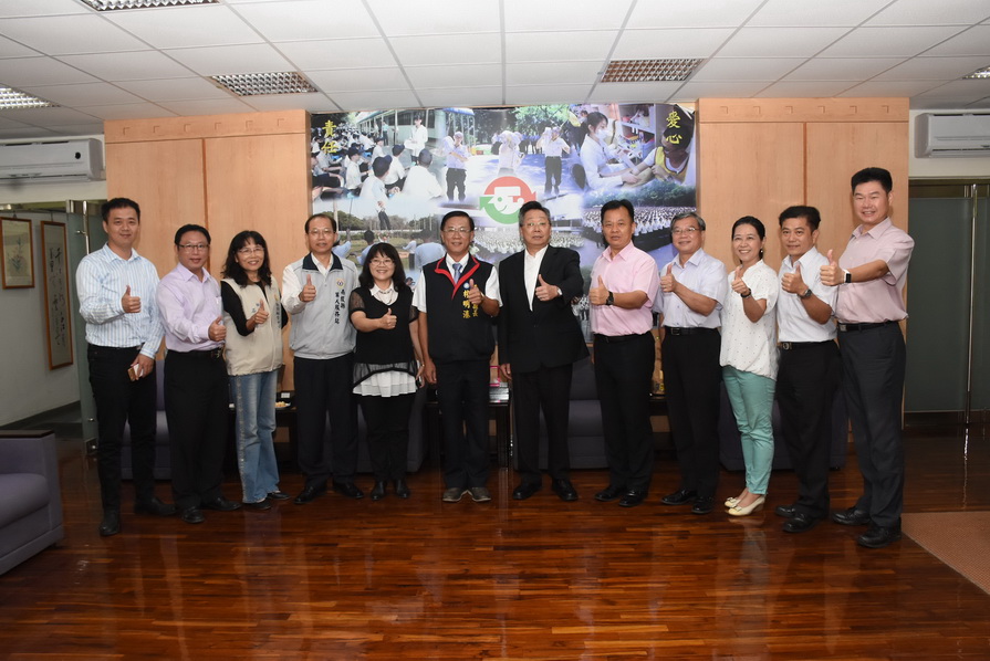 相關圖片3-林縣長成功嶺探視替代役男贈加菜金及香蕉