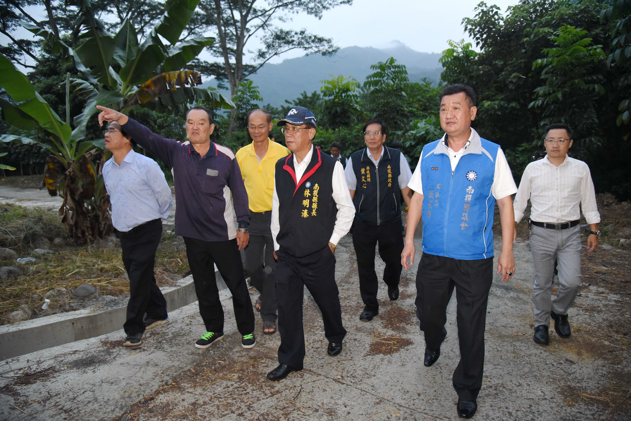 相關圖片2-林縣長會勘國姓、草屯道路改善工程