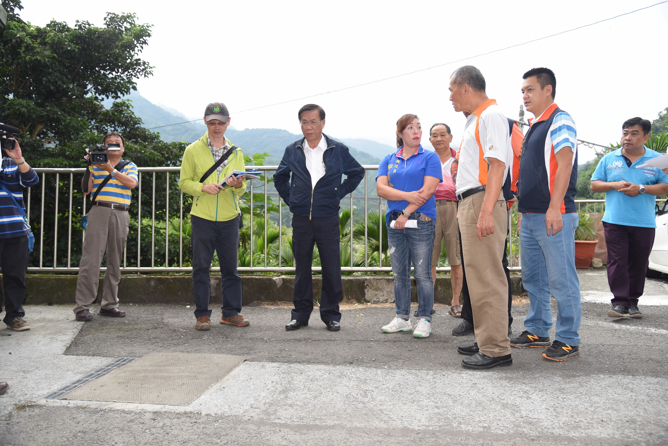 相關圖片3-林縣長會勘國姓、草屯道路改善工程